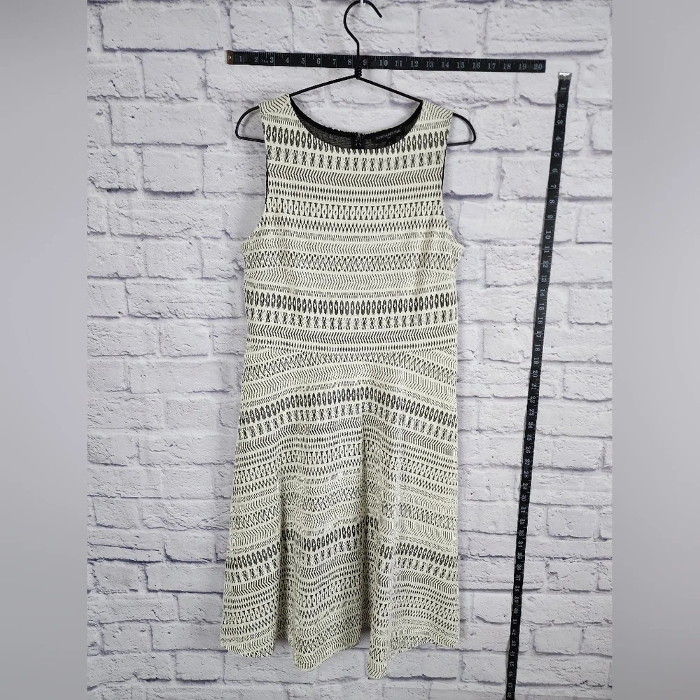 Banana Republic sleeveless modern white and black dress Size Medium NEW